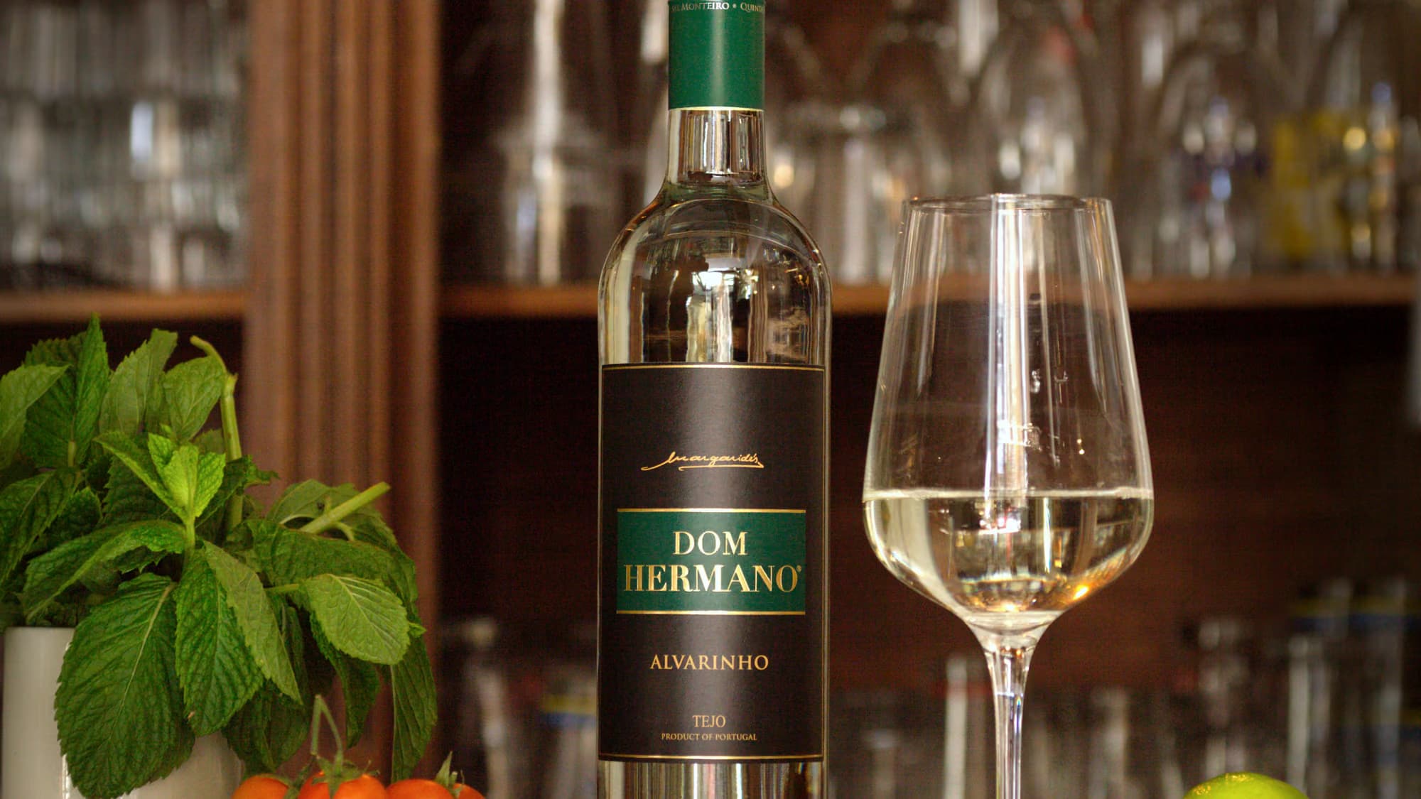 Dom Hermano Alvarinho mit frischen Kräutern, Tomaten und Limette am Tisch