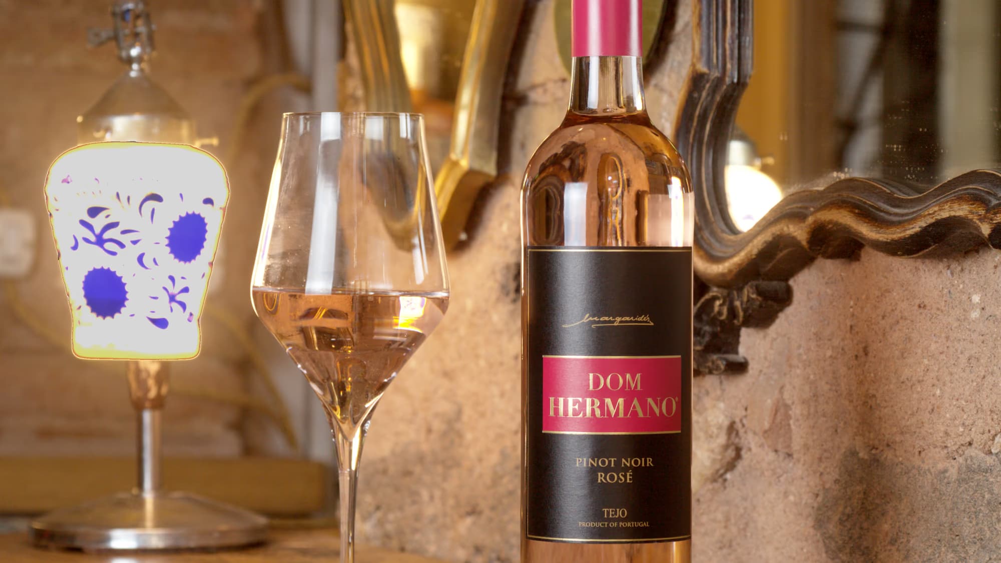 Dom Hermano Pinot Noir Rosé in sommerlicher Tischdekoration