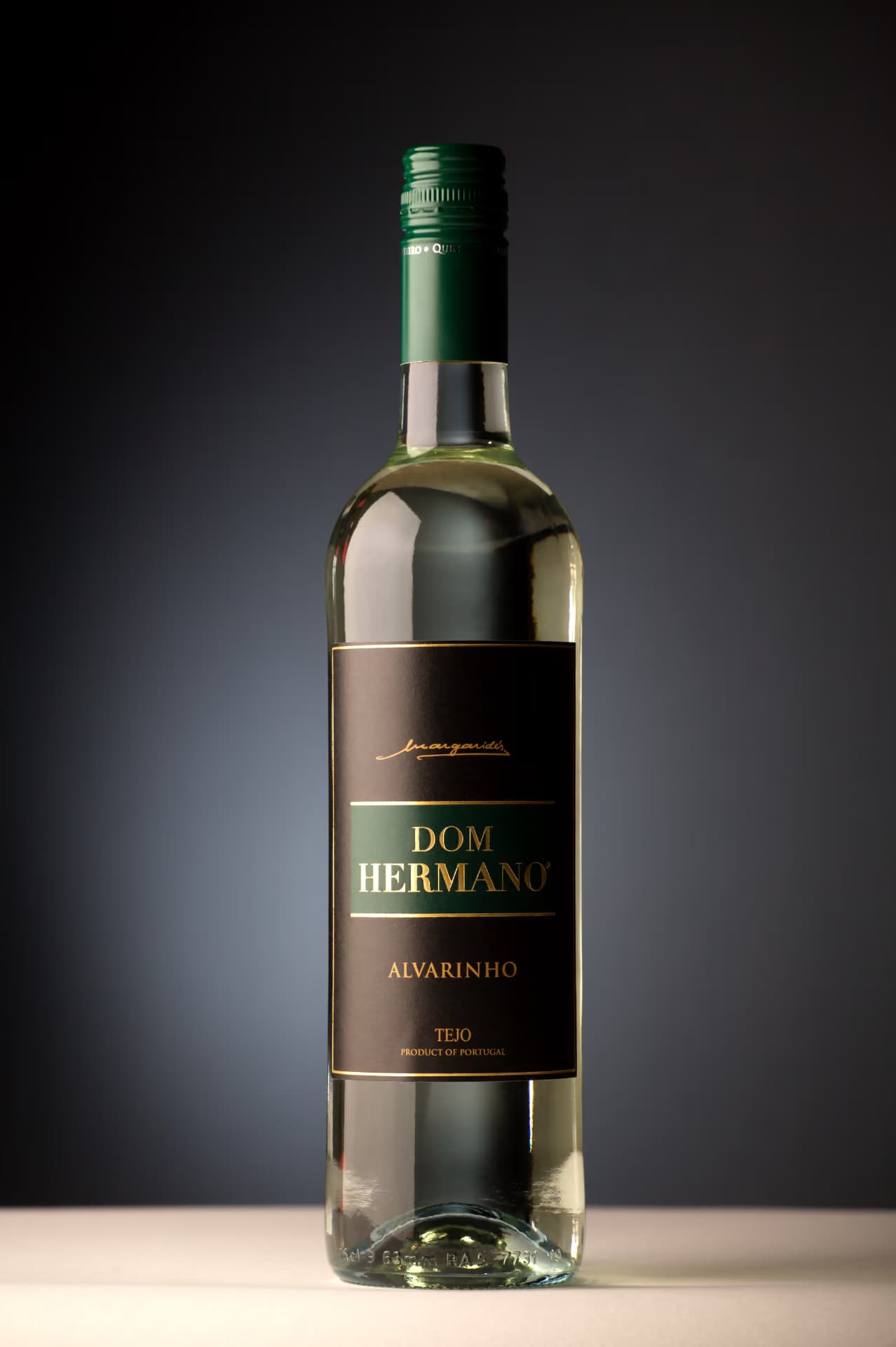 Garrafa de Dom Hermano Alvarinho junto a um copo servido