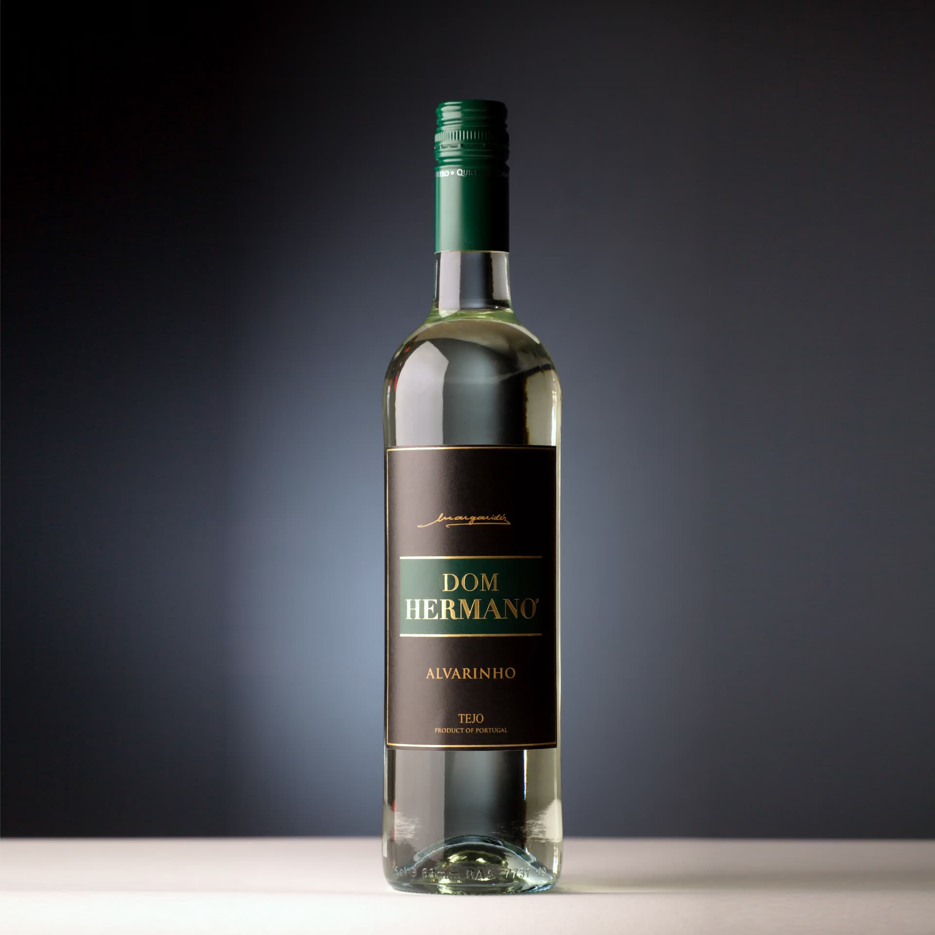 Garrafa isolada de Dom Hermano Alvarinho com copo