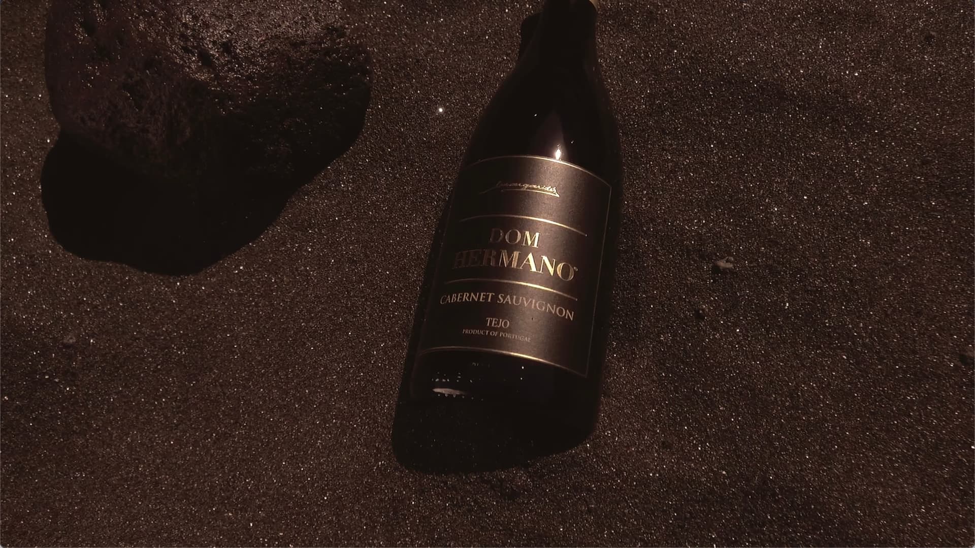 Dom Hermano Cabernet Sauvignon Flasche auf dunklem Sand