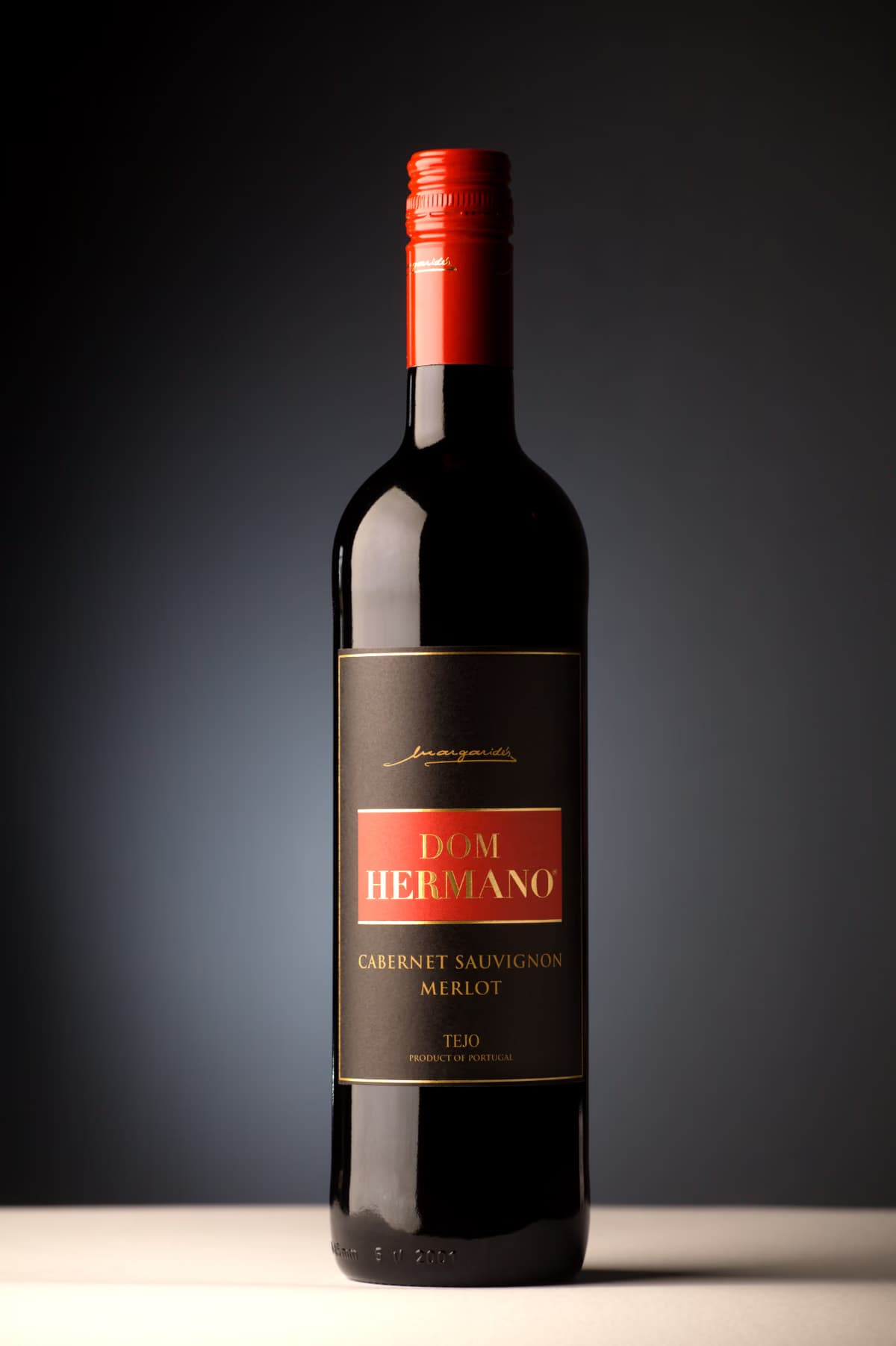 Dom Hermano Cabernet Sauvignon Merlot Einzelflasche, dunkles Studioporträt