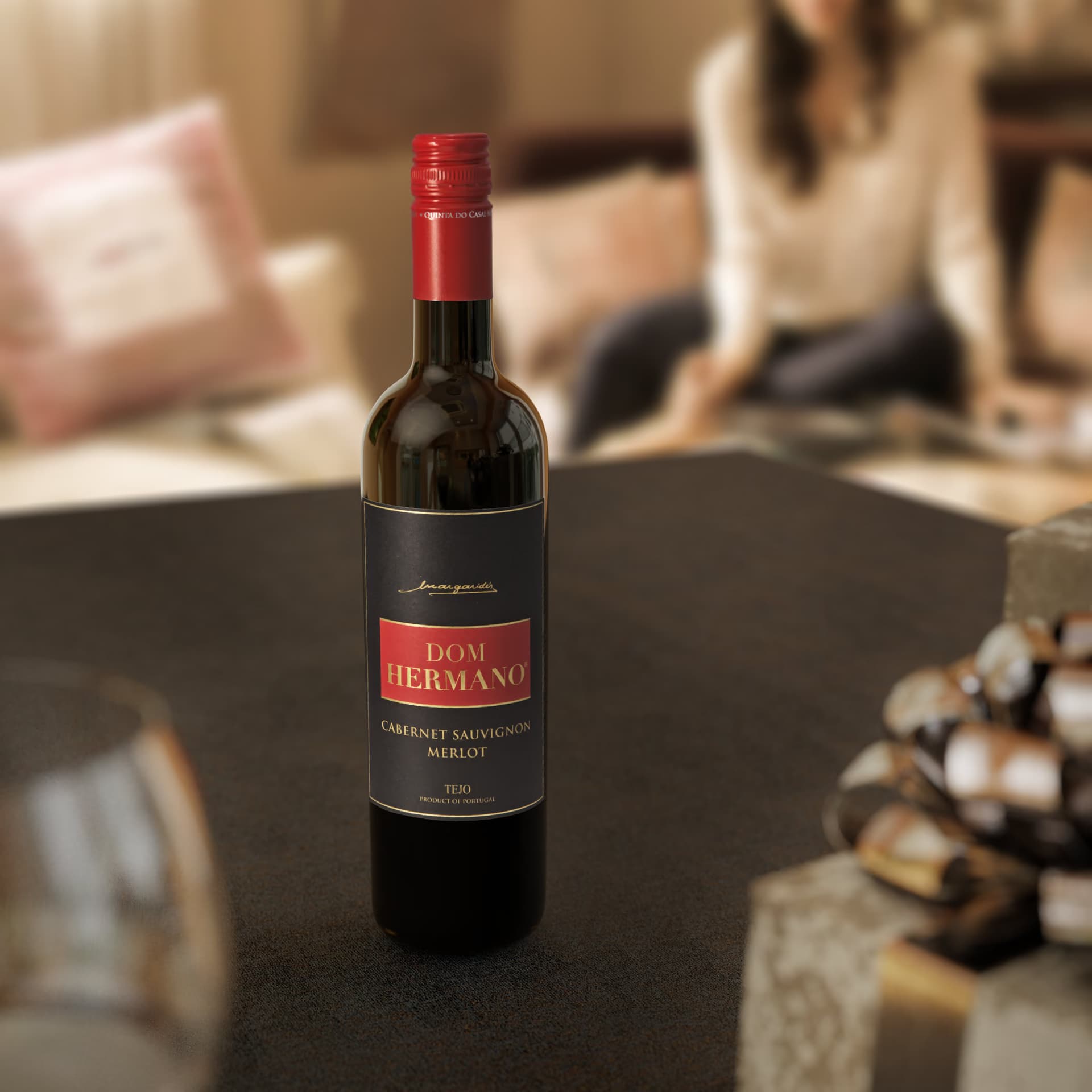 Garrafa de Dom Hermano Cabernet Sauvignon Merlot sobre uma mesa