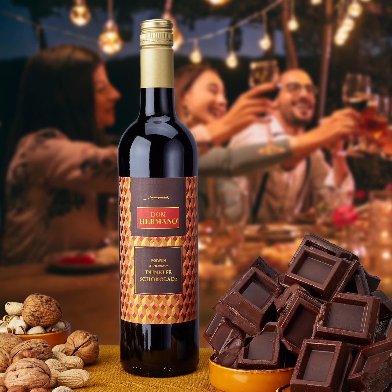Dom Hermano Dunkler Schokolade Einzelflasche mit Schokolade und Nüssen an festlicher Tafel