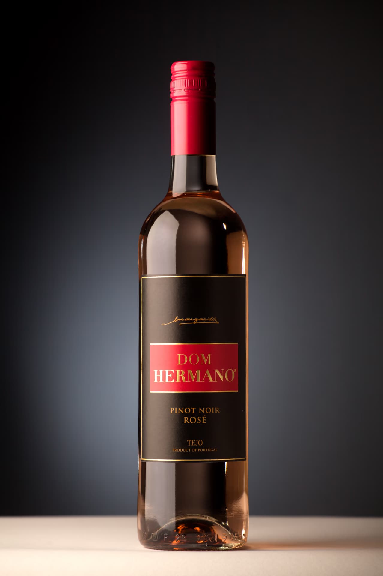 Garrafa de Dom Hermano Pinot Noir Rosé com copo